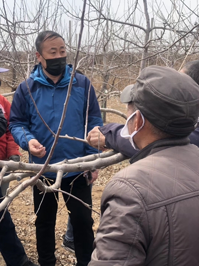 邹养军研究员现场解答果农生产问题.JPG